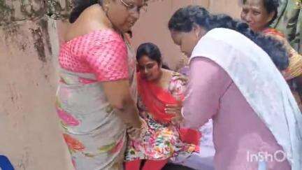 మణుగూరు: సృహ కోల్పోయిన బూర్గంపాడు మండల పరిధిలోని సారపాక గ్రామంలో భర్త ఇంటి వద్ద ఆందోళన చేపట్టిన మహిళ