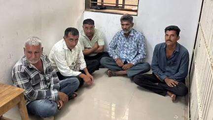 કુતિયાણા: હામદપરા ગામે મોદરીયા પાટી સીમ વિસ્તારમાંથી 5 જુગારીઓને કુતિયાણા પોલીસે રૂ. 29,720ના મુદ્દામાલ સાથે ઝડપી લીધા