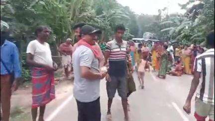 তপন: চকবলিরামে পানীয় জলের দাবিতে তপন-গঙ্গারামপুর রাজ্য সড়ক অবরোধ করে বিক্ষোভ গ্রামবাসীদের #jansamasya