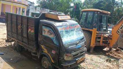 কৈলাশহর: কৈলাসহর ধনবিলাস তেরাপাষা এলাকায় গরু বোঝাই গাড়ি আটক করে গাড়িতে ভাঙচুর চালাল এলাকাবাসী