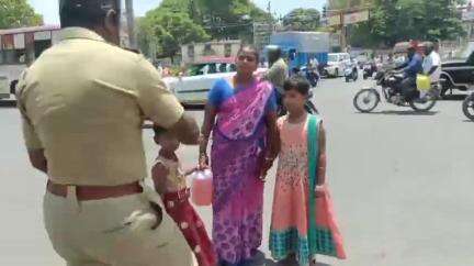 சேலம்: அடமானம் வைத்த வீட்டை மீட்டு தரக்கோரி ஆட்சியரகத்தில் 2 பெண் குழந்தைகளுடன் பெண் தீ குளிக்க முயற்சி