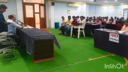 ఆదోని: ఆదోని మున్సిపల్ కమిషనర్ కృష్ణ రెవిన్యూ సిబ్బందితో సమావేశం ఏర్పాటు చేశారు.