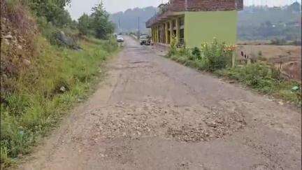गरुड़: CM के आदेश के बावजूद गड्ढा मुक्त नहीं हो पाया गरुड़ मटेना मोटर मार्ग, नालियां बंद होने से जनता परेशान #jansamasya
