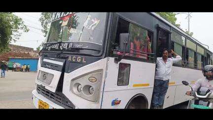 बुरहानपुर नगर: बुरहानपुर में क्षमता से अधिक यात्रियों को बसों में सवार कर रहे स्टाफ, सोशल मीडिया पर तस्वीर हो रही वायरल