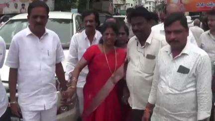 పిఠాపురం: రేషన్ పంపిణీ వాహనదారులు రహదారిపై నిరసన. మద్దతు తెలిపిన మాజీ ఎంపీ వైసిపి ఇన్చార్జ్  వంగా గీత