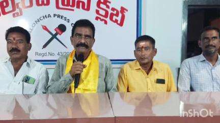 కొత్తగూడెం: ఇందిరమ్మ ఇండ్ల కేటాయింపులో అవకతోకలు జరుగుతున్నాయని తెలుగుదేశం పార్టీ జిల్లా నాయకులు పాల్వంచలో విలేకరుల సమావేశం