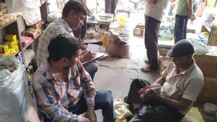 पोरसा: पोरसा शहर: फूड विभाग की टीम से दुकानदारों में हड़कंप, कई दुकानें बंद