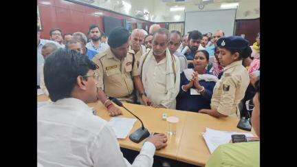 गया टाउन सीडी ब्लॉक: DM डॉ. त्याग राजन एसएम में न्याय के प्रति लोगों की आस्था बढ़ी, जनता दरबार स्थगित रहने पर भी 200 आवेदक पहुंचे