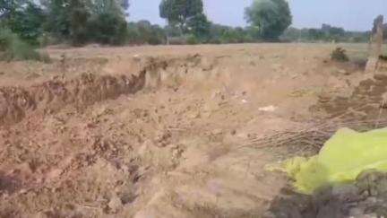 जलेसर: गांव मुसियार के निवासी ने खेत से जेसीबी ट्रैक्टरों से जबरन मिट्टी उठाने का आरोप लगाया, थाना पर की शिकायत