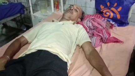 তুফানগঞ্জ ১: দেড়চরাই কদমতলা এলাকায় রাজ্য সড়কের ওপর মোটর বাইকের ধাক্কায় আহত সাইকেল আরোহী