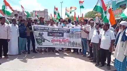 శింగనమల: నార్పల మండల కేంద్రంలోని దేశ సైనికులకు మద్దతుగా తిరంగా ర్యాలీ చేపట్టిన కూటమి నేతలు అధికారులు బిజెపి మండలాధ్యక్షుడు ప్రవీణ