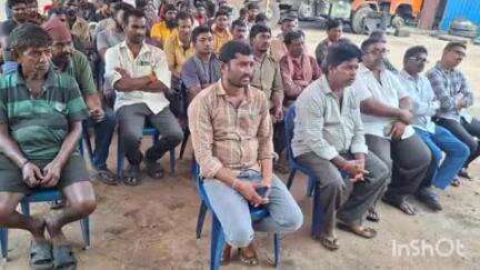 కొత్తగూడెం: కొత్తగూడెం2 టౌన్ పోలీస్ స్టేషన్ పరిధిలోని 3 ఇంక్లైన్ లారీ యూనియన్ కార్యాలయం వద్ద లారీ డ్రైవర్లకు అవగాహన కార్యక్రమం