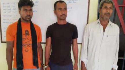 बलिया: बलिया पुलिस ने दनौली से 30 लीटर देसी शराब के साथ तीन शराब कारोबारियों को गिरफ्तार किया