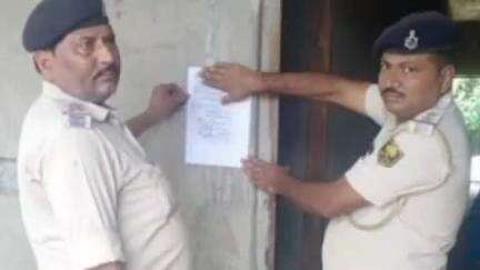 खजौली: थाना पुलिस ने फरार अपराधी के घर पर चिपकाया इश्तिहार