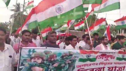 দাসপুর ১: দাসপুরে তিরঙ্গা যাত্রা দাসপুরের সাধারণ নাগরিকবৃন্দদের পক্ষ থেকে এই তিরঙ্গা যাত্রা করা হলো অপারেশন সিন্দুর সাফল্যের জন্য