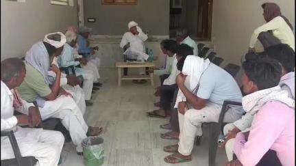 रतनगढ़: विधायक पूसाराम गोदारा ने विधायक निवास पर की जनसुनवाई, समस्याओं के समाधान के लिए अधिकारियों को दिए निर्देश