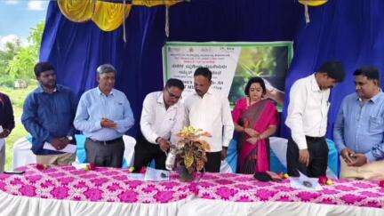 ಚಾಮರಾಜನಗರ: ತಾಯಿ ಹೆಸರಿನಲ್ಲಿ ಒಂದು ಗಿಡ ನೆಟ್ಟು ಪೋಷಿಸಿ: ನಗರದಲ್ಲಿ ನಗರಸಭೆ ಅಧ್ಯಕ್ಷ ಸುರೇಶ್
