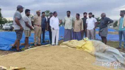 భూపాలపల్లి: అకాల వర్షంతో తడిసిన వరి ధాన్యాన్ని పరిశీలించిన, ఎమ్మెల్యే గండ్ర సత్యనారాయణ రావు