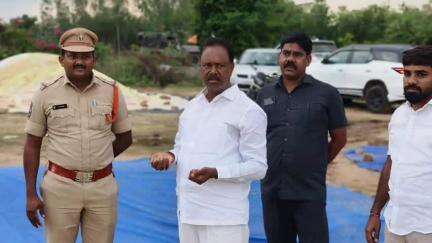 భూపాలపల్లి: భూపాలపల్లి నియోజకవర్గంలో అకాల వర్షాలతో తడిసిన వరి ధాన్యాన్ని ప్రభుత్వమే కొనుగోలు చేస్తుంది : ఎమ్మెల్యే గండ్ర సత్యనారాయణ