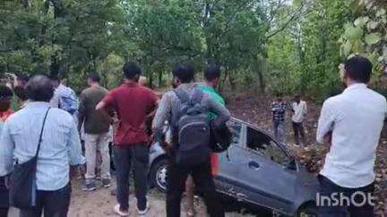 चतरा: चतरा-हजारीबाग मार्ग पर बघमरी मोड़ के पास सेंटरों कार दुर्घटनाग्रस्त, सवार लोग बाल-बाल बचे