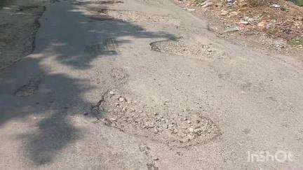 धामपुर: नहटौर के कश्मीरी से आंकू संपर्क मार्ग गड्ढो मे तब्दील होने पर राहगीर परेशान,समस्या से निजात  दिलाने की मांग#jansamasaya