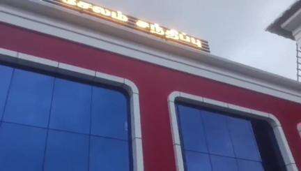 சேலம்: பலத்த சூறைக்காற்று காரணமாக ஜங்ஷன் ரயில் நிலையம் முகப்பு பகுதியில் பால் சீலிங் இடிந்து விழுந்ததில் பயணிகள் அதிர்ஷ்டவசமாக உதித்த பின்னர்