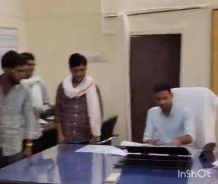 उनियारा: रिजोदा के आम रास्तों से अतिक्रमण हटाने को लेकर ग्रामीणों ने एसडीएम को सौंपा ज्ञापन