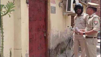घोसी: घोसी पुलिस ने सभासद सिंटू मौर्य और भाई दिवाकर के घर कुर्की की नोटिस की चस्पा, हाजिर होने के लिए दिया एक माह का समय