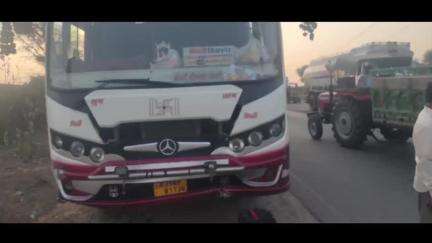 रतनगढ़: NH-11 पर बीरमसर के पास लोक परिवहन बस और दो कारों की हुई भिड़ंत, बड़ा हादसा टला