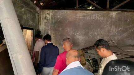 গুৱাহাটী: মহানগৰীৰ ৰূপনগৰ নিম্ন বুনিয়াদী বিদ্যালয়ত উপস্থিত হৈ বিদ্যালয় খনৰ আন্তঃগাথনি পৰিদৰ্শন কৰে মেয়ৰ মৃগেন শৰনীয়াই