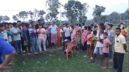 ময়নাগুড়ি: ময়নাগুড়ি ব্লকের হুসুলুরডাঙ্গা এলাকায়  বিয়ের দাবিতে ধর্ণায় যুবতী চাঞ্চল‍্য এলাকায়