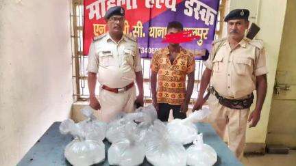 कहलगांव: हावड़ा टोला मोड़ के पास 30 लीटर देसी शराब के साथ एक कारोबारी गिरफ्तार, बाइक भी ज़ब्त