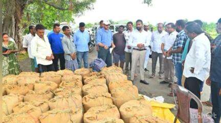 జగిత్యాల: తడిసిన ధాన్యం పట్ల రైతులు అదైర్యపడొద్దు,  సజావుగా ధాన్యం కొనుగోలు :మద్దునూరు , నేరెళ్ల ధాన్యం కొనుగోలు కేంద్రాల  పరిశీలనలో జిల్లా కలెక్టర్ సత్యప్రసాద్
