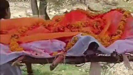 कुम्भलगढ़: कानादेव का गुड़ा में आपसी संघर्ष में वानर की मौत, नवयुवक मंडल ने विधि विधान से अंतिम संस्कार कर मानवता की पेश की मिसाल
