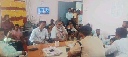 बेलदौर: थाना परिसर में हुई बैठक, सीओ ने गांधी पुस्तकालय में फुटपाथी दुकानें लगाने का निर्देश दिया