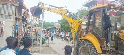बेलदौर: बेलदौर बाजार में प्रशासन का बुलडोजर चला, सड़कें अतिक्रमण मुक्त हुईं