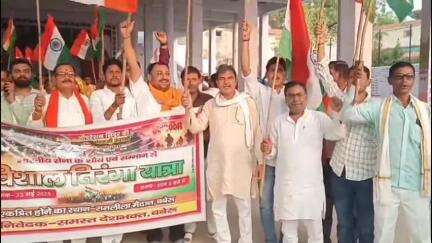 बबेरू: कस्बे में भारतीय सेना के शौर्य एवं सम्मान को लेकर निकाली गई तिरंगा यात्रा, हिंदू-मुस्लिम एकता के साथ हुए शामिल