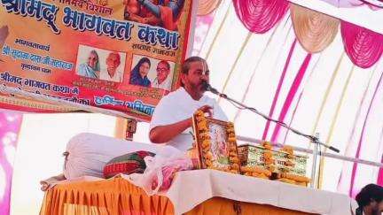 मोठ: ग्राम अड़जरा में आयोजित श्रीमद्भागवत कथा में कृष्णजन्म की कथा पर उमड़ा भक्तों का जनसैलाब
