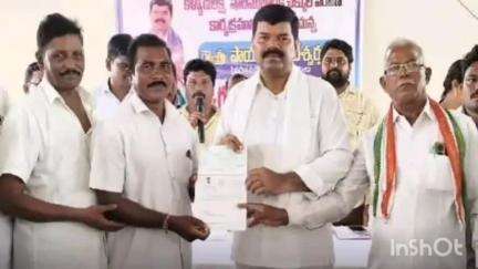 మణుగూరు: పినపాక రైతు వేదిక నందు కళ్యాణ లక్ష్మి, షాదీ ముబారక్, ముఖ్యమంత్రి సహాయనిది చెక్కులను పంపిణీ చేసిన ఎమ్మెల్యే పాయం