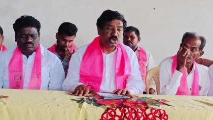 జనగాం: కెసిఆర్ ను రాజకీయంగా ఎదుర్కోలేక కాంగ్రెస్ కక్షపూరిత రాజకీయాలకు పాల్పడుతుంది: మాజీ ఎమ్మెల్యే తాటికొండ రాజయ్య