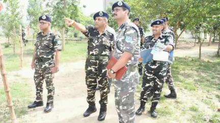 सोनबरसा: सोनबरसा परिहार भारत-नेपाल बॉर्डर पर बन रही सड़क का एसएसबी डीआईजी ने किया निरीक्षण