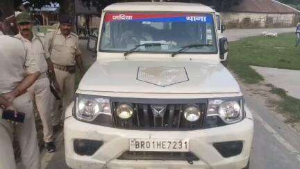 जदिया थाना कांड संख्या143/24 धारा 103(1)/35(3)/3(5)B.N.S.27शस्त्र अधिनियम के  अभियुक्त के घर पर इश्तिहार तमिला किया गया