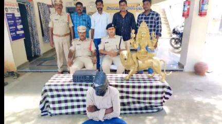 గంగాధర నెల్లూరు: పాలసముద్రం మండలంలో రూ.2 లక్షల విలువైన గంగమ్మ విగ్రహం స్వాధీనం , విగ్రహం చోరీ చేసిన వ్యక్తి అరెస్టు