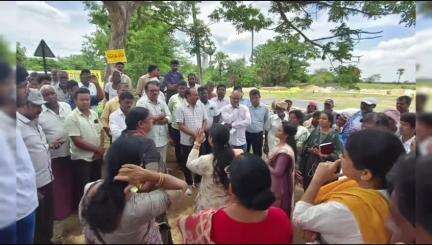 నర్సంపేట: నర్సంపేట ఖానాపూర్ మండలాల్లో రైతు ధాన్యం కొనుగోలు కేంద్రాలను సందర్శించిన జిల్లా కలెక్టర్