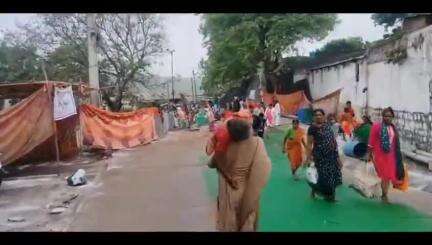 చొప్పదండి: కాట్న పెళ్లికి చెందిన వృద్ధురాలి ప్రాణాలు కాపాడిన మహిళా కానిస్టేబుల్ సన్మానించి అభినందించిన ఎమ్మెల్యే మేడిపల్లి సత్యం
