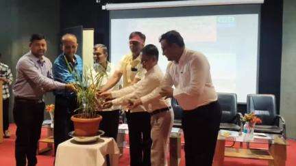 ಬೆಳಗಾವಿ: ನಗರದ ಎಸ್‌.ನಿಜಲಿಂಗಪ್ಪ ಸಕ್ಕರೆ ಸಂಸ್ಥೆಯ ಸಭಾಂಗಣದಲ್ಲಿ ಕಬ್ಬಿನ ಬೆಳೆಯಲ್ಲಿ ನಿಖರ ಕೃಷಿ ಮತ್ತು ಡೋಣ ತಂತ್ರಜ್ಞಾನ ಬಳಕೆ ಕುರಿತು ವಿಚಾರ ಸಂಕಿರಣ