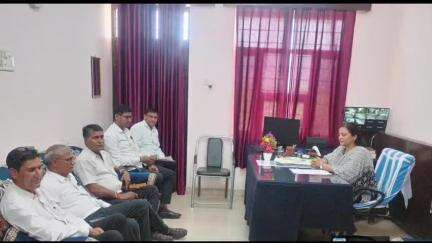 खण्डार: खंडार न्यायालय परिसर में पैनल अधिवक्तागण एवं अधिकार मित्रों की बैठक, विधिक योजनाओं के संबंध में दी गई जानकारी