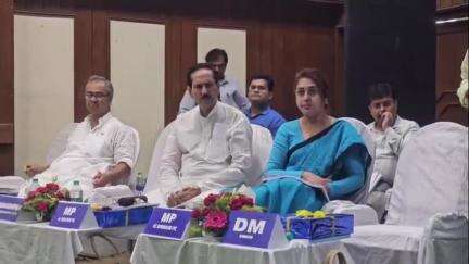 সিউড়ি ১: বীরভূম জেলা প্রশাসনের পক্ষ থেকে দিশা নিয়ে বিশেষ বৈঠকের আয়োজন, উপস্থিত দুই সাংসদ সহ জেলা প্রশাসন আধিকারিকরা