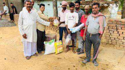 चान्हो: चोरया में जिप सदस्य ने मृतक के परिजनों को खाद्य सामग्री उपलब्ध कराई