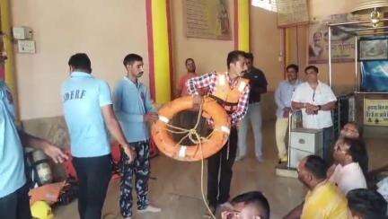 टोंकखुर्द: सोनकच्छ: एस डी आर एफ टीम ने आपदा में लोगों को बचाने के उपाय बताए, किया जीवंत प्रदर्शन